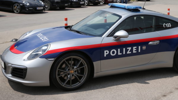Polizei im Porsche