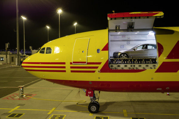 Mercedes-Benz S-Klasse W222 neu DHL Flugzeug