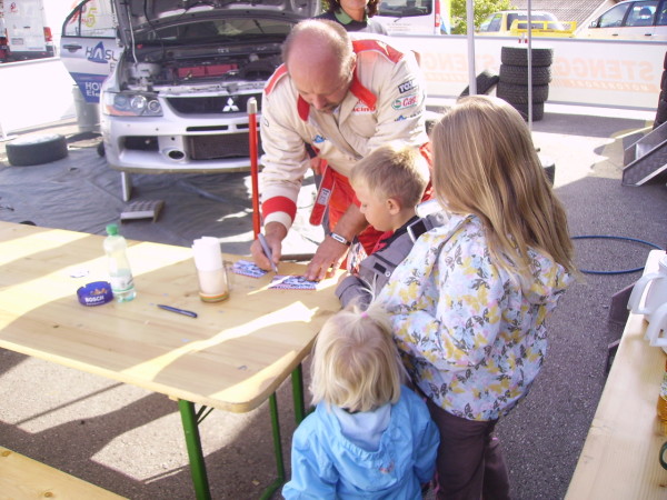 Willi Stengg bei Autogramme schreiben