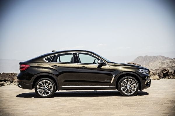 BMW X6 xDrive50i in Sparkling Storm mit Design Pure Extravagance