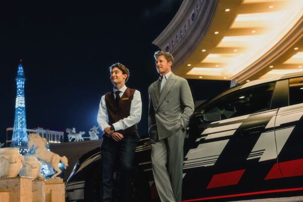 Mercedes-AMG-GT-4-Tuerer-Coupe-George-Russell-Brad-Pitt