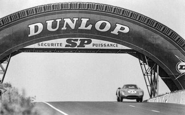 The NART Ferrari 250 LM
under the Dunlop Bridge,
driving to victory.
© Rainer W. Schlegelmilch/Getty Images